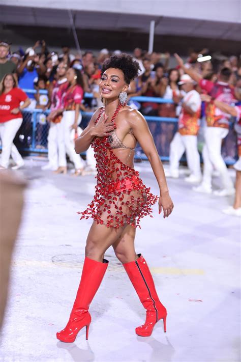 Vestido De Dandara Mariana Arrebenta Durante Ensaio Técnico Do Salgueiro O Dia Na Folia O Dia