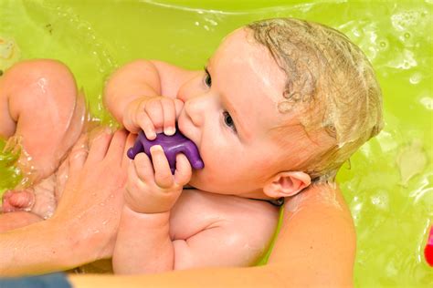 However, make sure ducks can easily escape the water. Een pasgeboren baby wassen: 12 stappen (met afbeeldingen ...