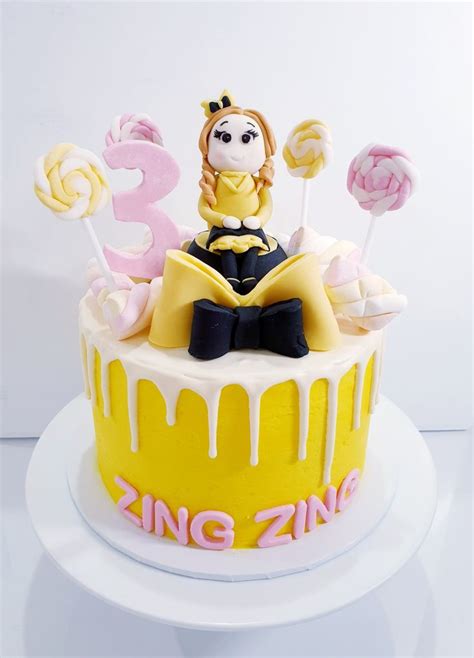 It is about emma wiggle dressing up as a princess and asking the other wiggles about her getup. Emma Wiggles Cake | Wiggles cake, Cake, Emma wiggle