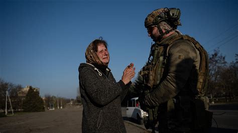 Russia Ukraine War Kherson Villagers Greet Ukraine Forces With Cheers