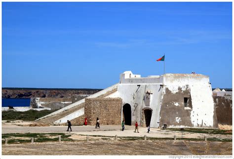 Südwestlich von sagres auf einer ein kilometer langen und etwa 300 meter breiten landzunge mit steil abfallenden klippen, der ponta de sagres, befindet sich das fort 'fortaleza de sagres', ein nationaldenkmal von überragender bedeutung. Porta da Pra? the main entrance to the Fortaleza de Sagres ...