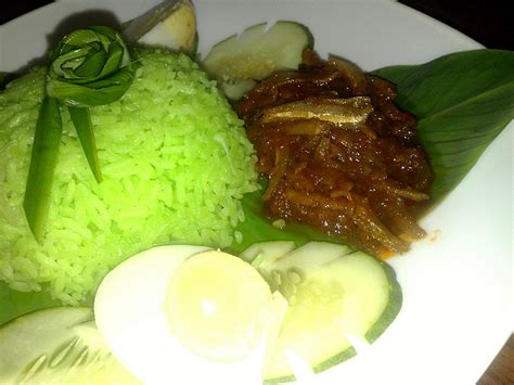 We can have it for breakfast, lunch or even dinner! FAMILY JANNATI: NASI LEMAK HIJAU