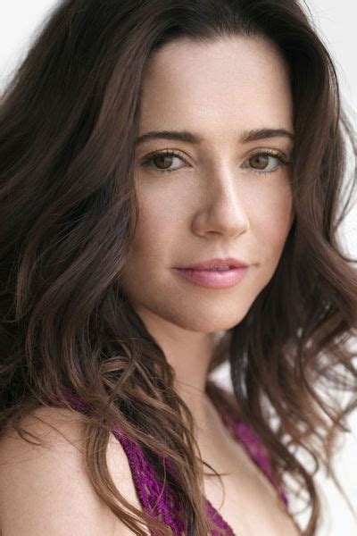 Linda Cardellini Bio Affairs Age And Personal Details Celebrity Facts
