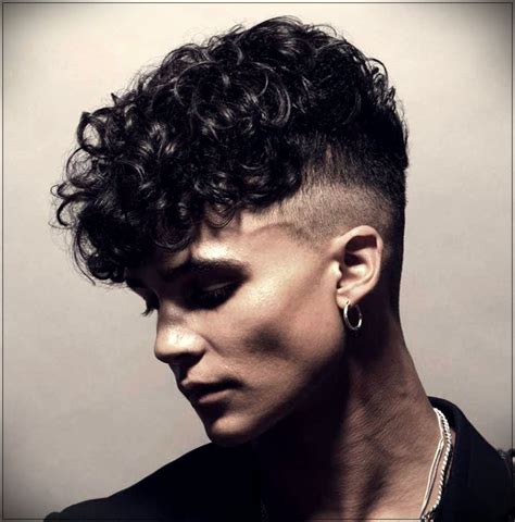 Vous cherchew des perruque homme à prix bas. Coupe de cheveux pour homme bouclé: des photos de looks faciles à gérer (avec images) | Coupe ...