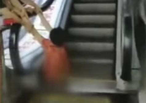 Video Mujer Queda Atrapada En Escaleras Eléctricas El Siglo De Torreón