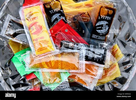 Yi Pin Condiment Packets Of Duck Sauce Soy Sauce And Mustard Sauce In