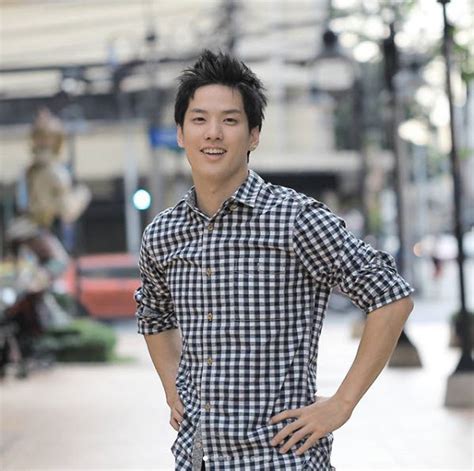 2528 ปัจจุบัน อายุ 32 ปี จบการศึกษาระดับมัธยมศึกษาที่โรงเรียน เซนต์คาเบรียล. เปิดประวัติ!! 'เต้ย ธโนทัย' เเฟนหนุ่มของ 'ซาร่า' ดาราหนุ่มมากความสามารถ