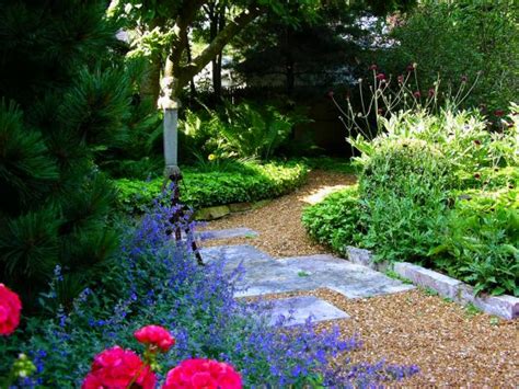 But mostly, it is about flagstone, concrete and stepping stones accenting lush greens and high trees like these ones from the paintbox. Pictures of garden pathways and walkways | DIY