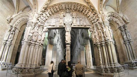 Foto Visitantes En La Catedral De Santiago De Compostela Frente Al