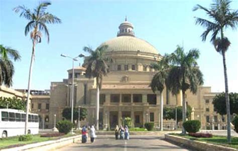 كلية الطب بجامعة القاهرة وتشتهر بلقب كلية طب قصر العيني، هي إحدى كليات جامعة القاهرة وتعتبر واحدة من أقدم وأعرق كليات الطب في الشرق الأوسط وأفريقيا. مفوضى الدولة توصى بأحقية تعيين ٧ طلاب بكلية الطب فى وظيفة ...