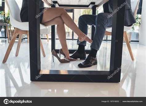 Mujer Coqueteando Con El Hombre Debajo De La Mesa Fotograf A De Stock