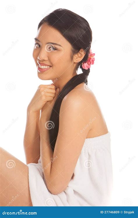 Mooie Aziatische Vrouw In Een Korte Badrobe Stock Afbeelding Image Of