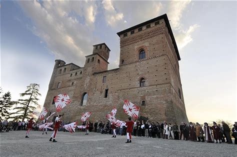 Grinzane cavour is a comune (municipality) in the province of cuneo in the italian region piedmont, located about 50 kilometres (31 mi) southeast of turin and about 45 kilometres (28 mi) northeast of cuneo. Grinzane Cavour Langhe e Roero Piemonte - Sorrento d'Autore