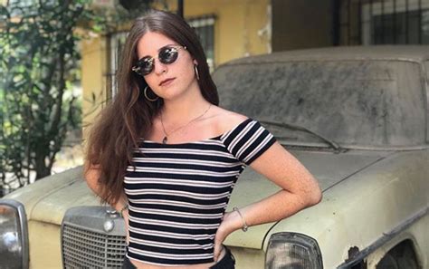 Evliliği ise erdem yılmaztürk ile olan zeynep tokuş'un bu evliliğindende bir kızı dünyaya gelmiştir. Zeynep Özkaya kimdir kaç yaşında Sihirli Annem Çilek çok ...