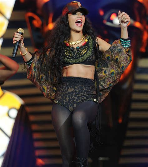 Rihanna Ses Seins Se Font La Malle Pendant Son Concert à Londres