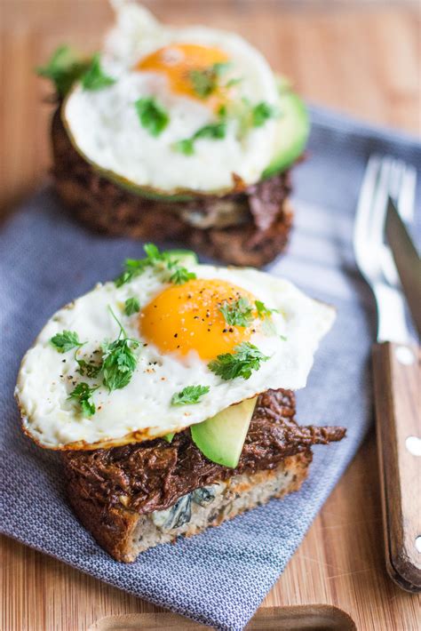 Best Brunch Ever Tartines De Barbecue Pulled Beef Avocat And Oeuf