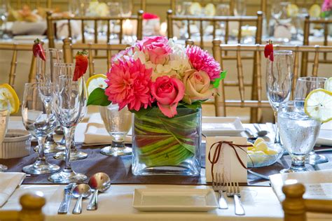If you happen to be a bride that has exquisite taste but happens to be on a little bit tighter budget than you may want, no fear. Do-It-Yourself Quinceanera centerpieces for your party - Quinceanera