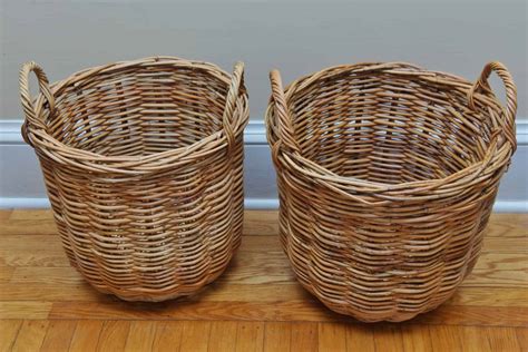 Weave a fifth strip horizontally across the 4 vertical strips. How to Make DIY Basket Liners for Round Baskets