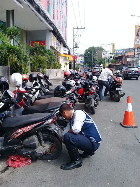 Dishub Kota Semarang On Twitter Penertiban Parkir Liar Di Bawah Rambu Larangan Depan Java Mall
