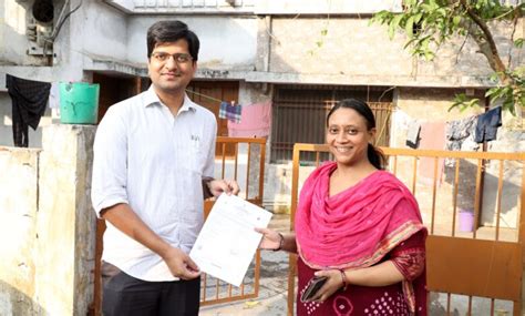 मितान योजना के तहत कमिश्नर संबित मिश्रा ने घर पहुंच कर दिया जन्म प्रमाण पत्र हितग्राही द्वारा की