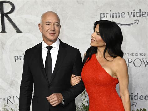 Look Jeff Bezos Girlfriend Going Viral At Formula 1 Race In Miami