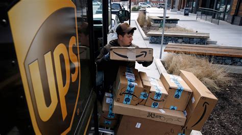 UPS plans to hold holiday hiring steady at about 100,000