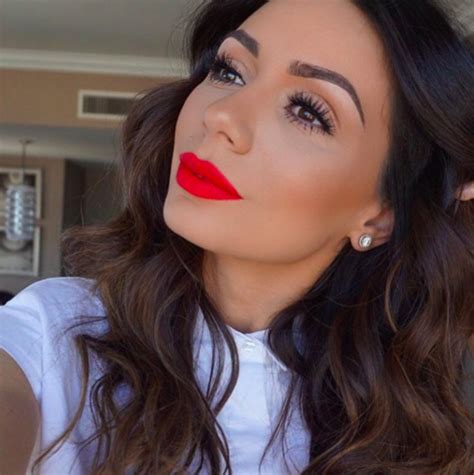 A Roundup Of Gorgeous Red Lipstick Looks Pampadour