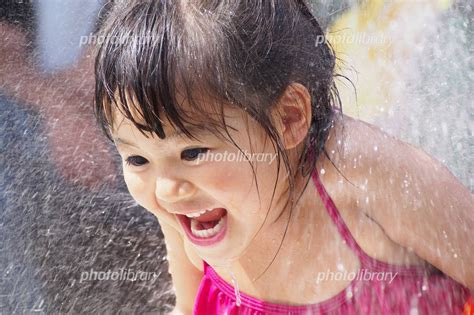 外で水遊びで大はしゃぎしている子供 ずぶ濡れの子供と虹色の背景 写真素材 7042002 フォトライブラリー photolibrary