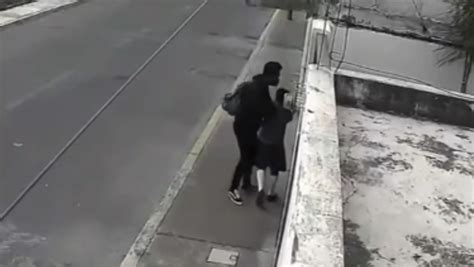 VIDEO Captan a sujeto que manosea a una niña en la calle Viva La Noticia