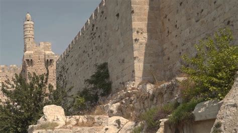 El Vigilante E95 Caminando Por Las Antiguas Murallas De Jerusalén