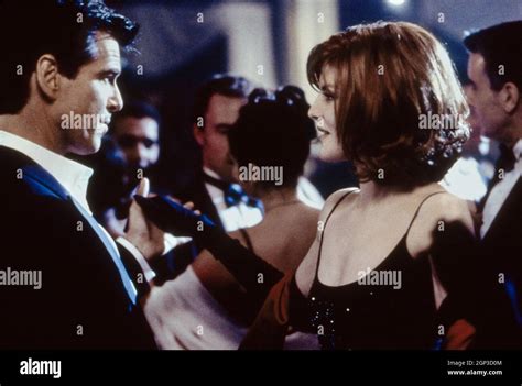 THOMAS CROWN AFFAIR From Left Pierce Brosnan Rene Russo 1999 MGM