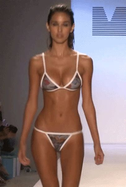 Models Boobs Bouncing On The Catwalk 22 S