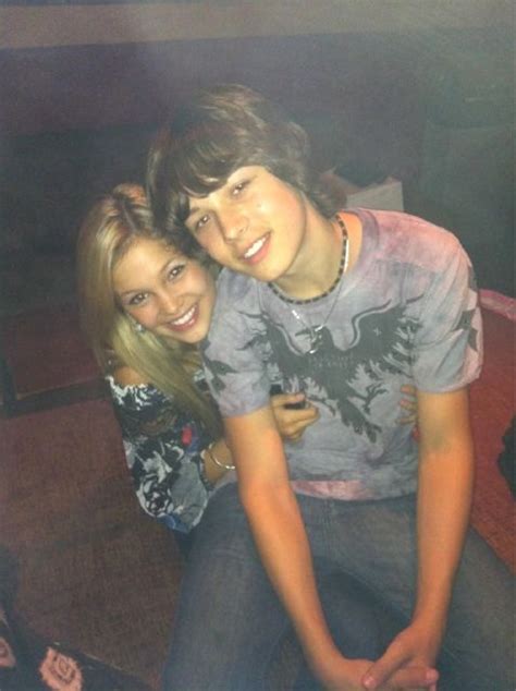 Olivia Holt And Friends Olivia Holt Leo Howard Famosos