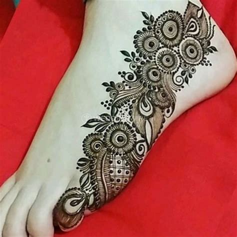 Simple Leg Mehndi Designs For The Bride To Be That Are In Vogue Right Now
