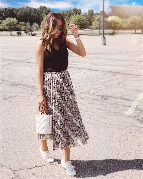 A Love A Good Skirt And Sneaker Combo Fashion Outfits Skirt And