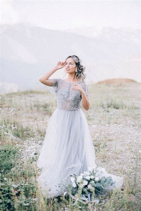 Dieses graue hochzeitskleid ist aus einzigartigem besticktem stoff mit winzigen blumen, ich könnte auch ein handgefertigtes korsett installieren, nur für sie gebaut, um ihren körper zu ergänzen. Grey wedding dress, Grey bridesmaid dress, Gray wedding ...