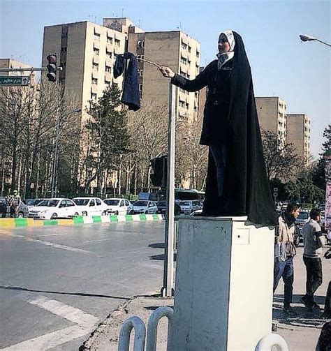 بانوی مشهدی که خود حجاب دارد در اعتراض به حجاب اجباری و حمایت از سایر
