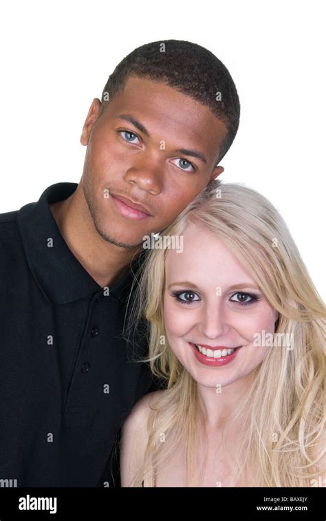 Einen Schwarzen Mann Und Die Weiße Frau Verliebte Paar Bild Wurde Vor Dem Beleuchteten Weißen