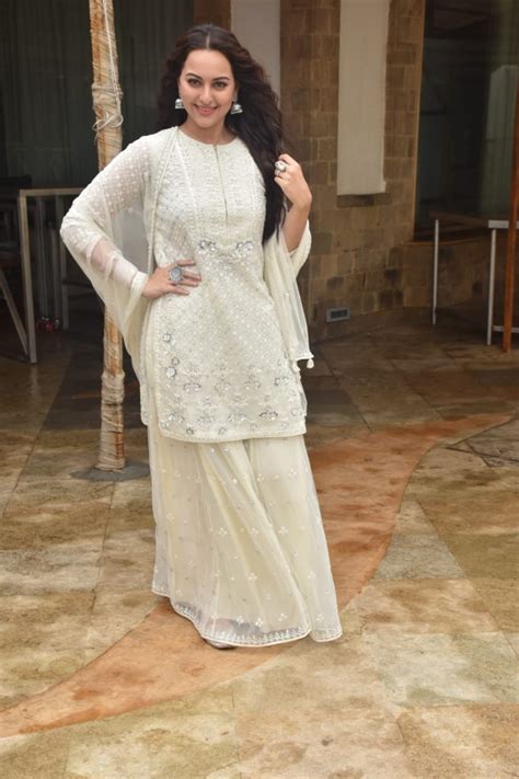 Sonakshi Sinha Spotted Promoting Her Film Khandaani Shafakhana