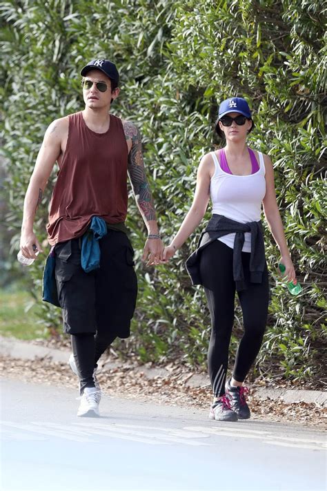 Katy Perry Busty Booty Wearing Tight Top And Tights While Hiking In Los