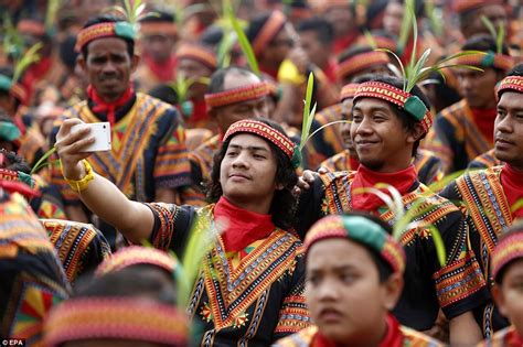 Indonesian Men Do Traditional Dance In Tourism Drive Daily Mail Online