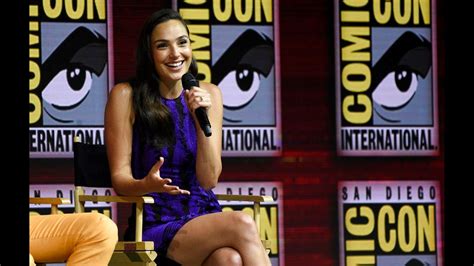 Gal Gadot Shows Wonder Woman First Look At Comic Con Cbs Hot Sex Picture