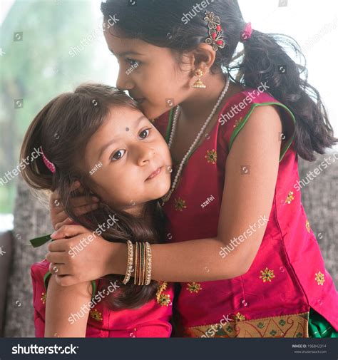 Indian Girl Kissing Her Younger Sister Foto Stock 196842314 Shutterstock