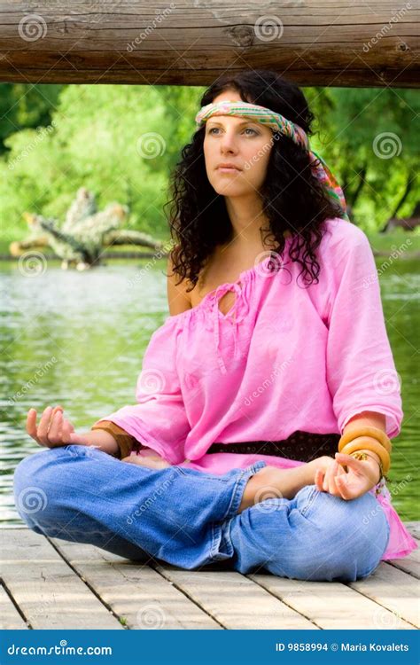 Mujer Del Hippie Meditating Foto De Archivo Imagen De Atractivo