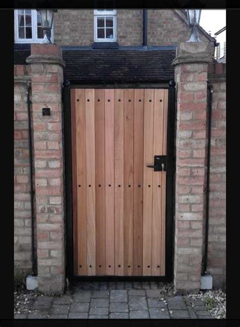 ¿cómo hacer una puerta plegable en un patio? Pin by Ahmed Cerrud on # DECORAÇÃO | Wood gate, Backyard gates, Wooden fence gate