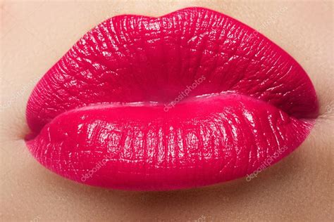 Close Up De Um Belo Sexy Lábios Vermelhos Dando Beijo Lábios Cheios Agradáveis Com Maquiagem De