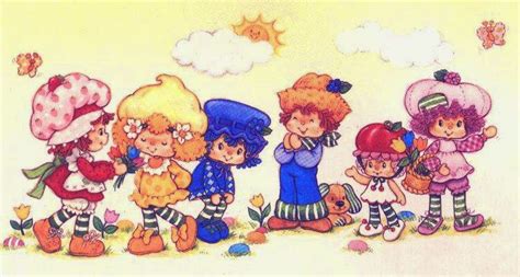 She usu­ally wears a red dress with a white pinafore, and a large pink bon­net dec­o­rated with straw­ber­ries. Rainbow Disconnection: Then and Now : Strawberry Shortcake