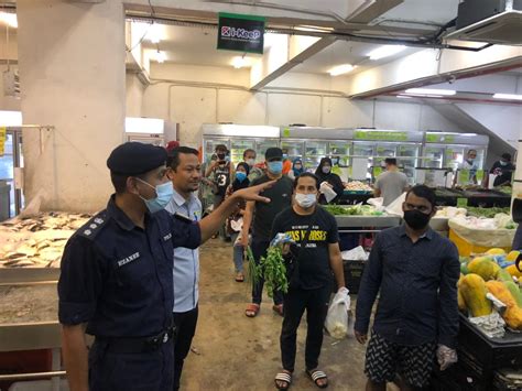 Balai bomba dan penyelamat damansara ditubuhkan pada 15 disember 1985 dan diketuai oleh seorang pbtb, 3 kab, 2 abk dan 12 anggota. PKPB: Polis PJ ambil pendekatan didik penjarakan sosial