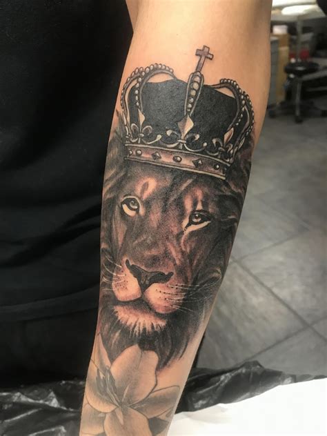 Lion With Crown Tattoo Best Tattoo Ideas Gallery Kulturaupice
