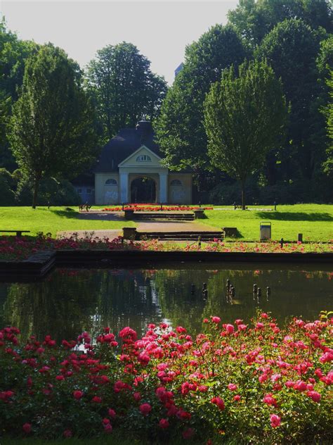 Das ruhrgebiet ist der größte ballungsraum deutschlands mit etwa 5,3 millionen einwohnern und einer fläche von etwa 4.435 quadratkilometern. Stadtgarten Bottrop by Mary Mas M | Ruhrgebiet ...